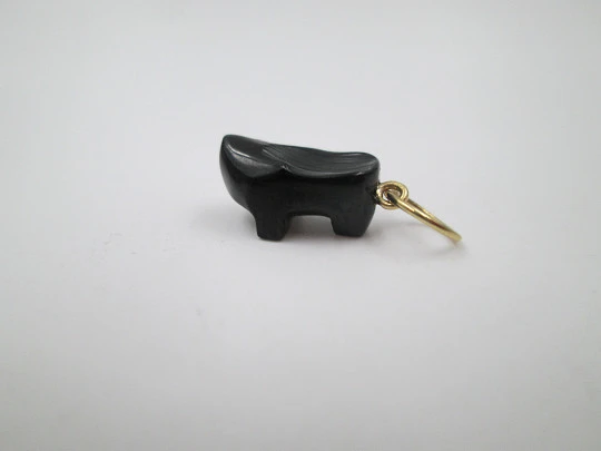 Colgante artesanal unisex. Zueco de azabache y argollas oro amarillo 18k. España. 1990