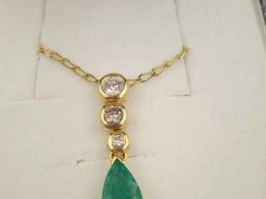 Colgante con cadena. Oro 18K, diamantes y esmeralda. Años 90