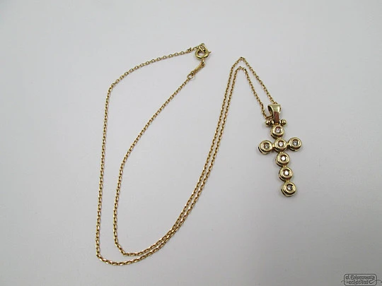 Colgante cruz con cadena. Oro amarillo 18K y siete diamantes