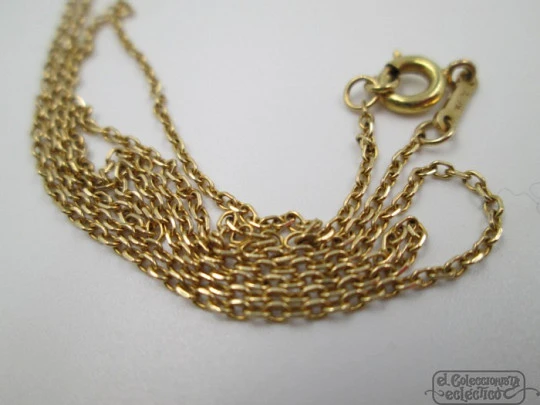 Colgante cruz con cadena. Oro amarillo 18K y siete diamantes