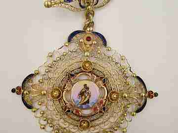 Colgante filigrana. Oro de ley y esmaltes. Virgen con niño. Años 20
