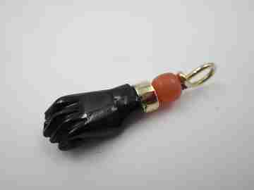 Colgante higa / figa grande. Azabache, coral y oro 18k. Amuleto. 1950