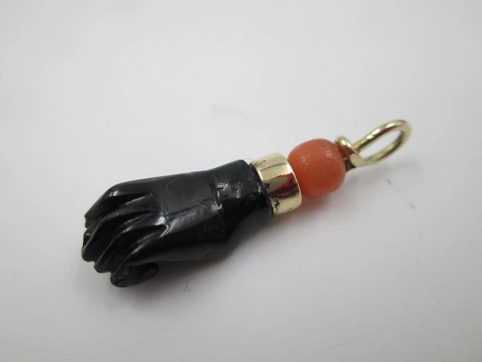 Colgante higa / figa grande. Azabache, coral y oro 18k. Amuleto. 1950