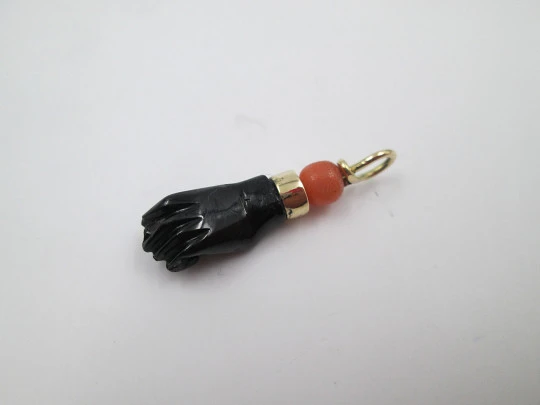 Colgante higa / figa grande. Azabache, coral y oro 18k. Amuleto. 1950