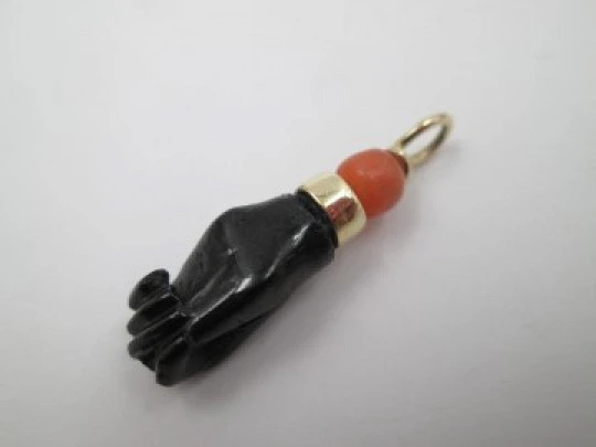 Colgante higa / figa grande. Azabache, coral y oro 18k. Amuleto. 1950