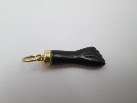 Colgante higa / figa / mano negra. Azabache y casquillo oro amarillo 18k. Amuleto mal ojo