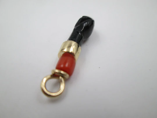 Colgante higa / figa. Azabache, esfera coral y oro amarillo 18k. Amuleto. 1950