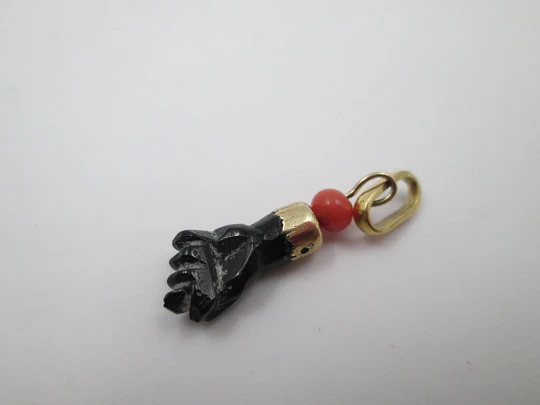 Colgante higa / figa. Azabache, esfera coral y oro amarillo 18k. Amuleto. Años 50