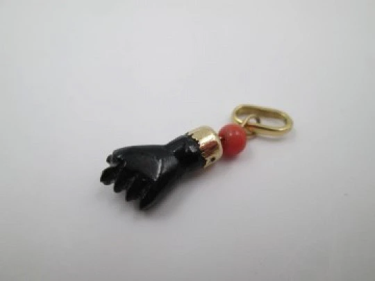 Colgante higa / figa. Azabache, esfera coral y oro amarillo 18k. Amuleto. Años 50