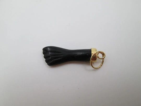 Colgante higa / figa. Azabache y casquillo oro amarillo 18k. Amuleto