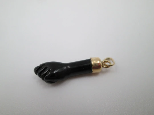 Colgante higa / figa. Azabache y casquillo oro amarillo 18k. Amuleto