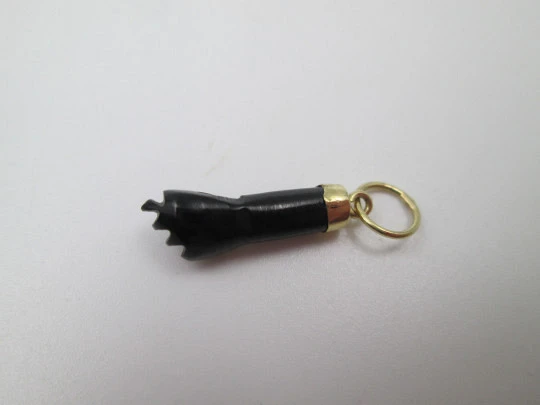Colgante higa / figa. Azabache y casquillo oro amarillo 18k. Amuleto mal ojo. España. 1980