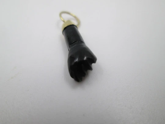 Colgante higa / figa. Azabache y casquillo oro amarillo 18k. Amuleto mal ojo. España. 1980