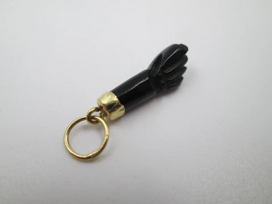 Colgante higa / figa. Azabache y casquillo oro amarillo 18k. Amuleto mal ojo. España. 1980