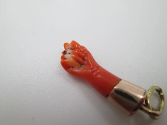 Colgante higa / figa. Coral y casquillo oro amarillo 18 quilates. Amuleto