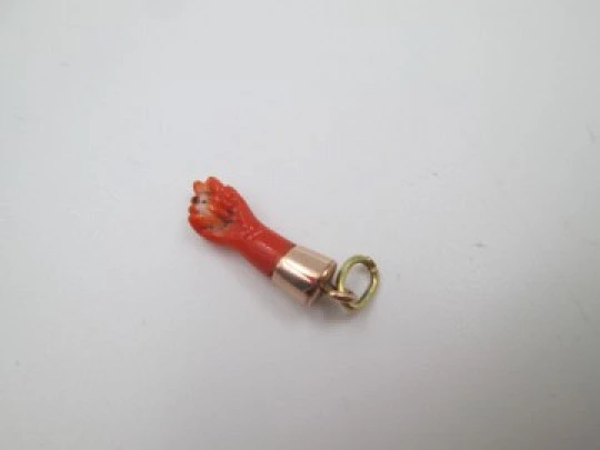 Colgante higa / figa. Coral y casquillo oro amarillo 18 quilates. Amuleto