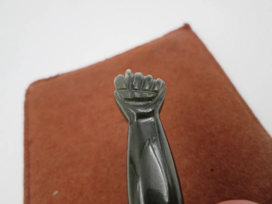 Colgante higa / figa. Mano jade verde y casquillo plata ley. Amuleto mal ojo. 1970