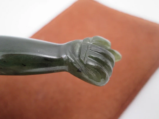 Colgante higa / figa. Mano jade verde y casquillo plata ley. Amuleto mal ojo. 1970