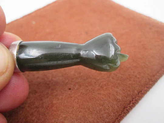 Colgante higa / figa. Mano jade verde y casquillo plata ley. Amuleto mal ojo. 1970