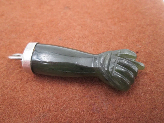 Colgante higa / figa. Mano jade verde y casquillo plata ley. Amuleto mal ojo. 1970