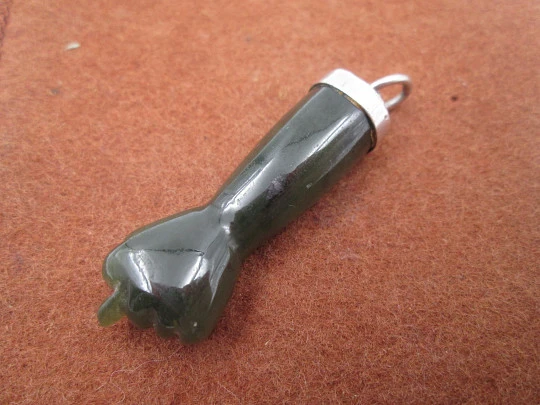 Colgante higa / figa. Mano jade verde y casquillo plata ley. Amuleto mal ojo. 1970