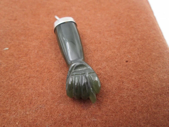 Colgante higa / figa. Mano jade verde y casquillo plata ley. Amuleto mal ojo. 1970