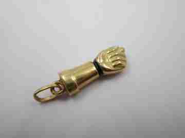 Colgante higa / figa. Oro amarillo 18 quilates y esmalte negro. 1950. Argolla