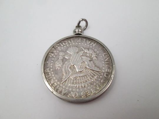 Colgante moneda medio dólar Kennedy 1964. Plata de ley. Cerco extraíble