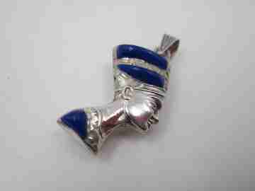 Colgante mujer figura faraón. Plata de ley y piedras colores. Asa y argolla. 1980