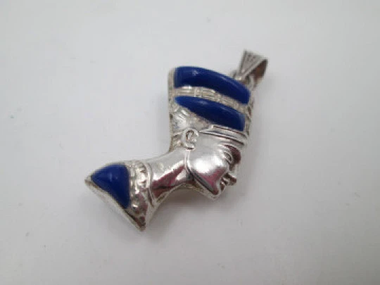 Colgante mujer figura faraón. Plata de ley y piedras colores. Asa y argolla. 1980