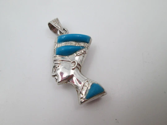 Colgante mujer figura faraón. Plata de ley y piedras colores. Asa y argolla. 1980