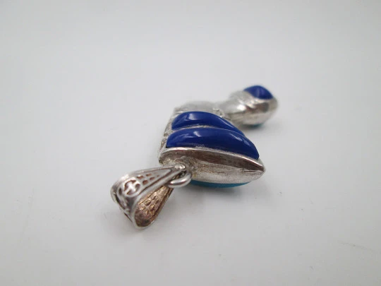 Colgante mujer figura faraón. Plata de ley y piedras colores. Asa y argolla. 1980