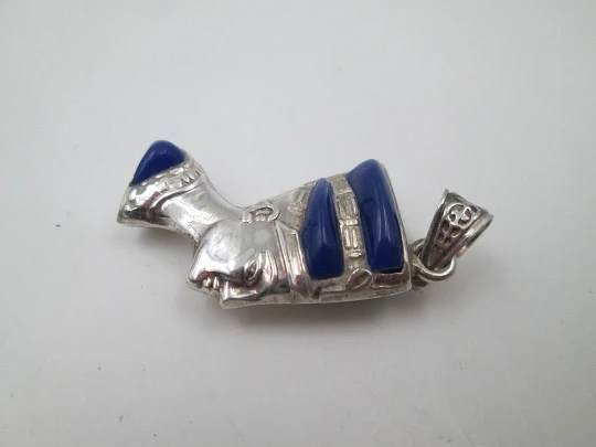 Colgante mujer figura faraón. Plata de ley y piedras colores. Asa y argolla. 1980