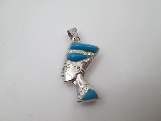 Colgante mujer figura faraón. Plata de ley y piedras colores. Asa y argolla. 1980