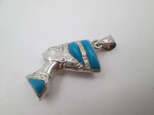 Colgante mujer figura faraón. Plata de ley y piedras colores. Asa y argolla. 1980