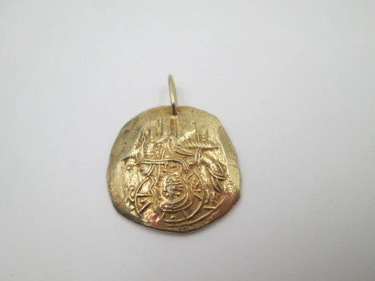 Colgante mujer joyería Zolotas. Plata de ley vermeil 950. Asa y argolla. Grecia. 1980