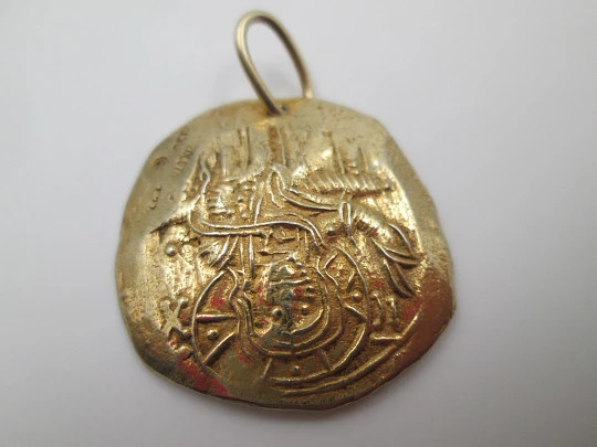 Colgante mujer joyería Zolotas. Plata de ley vermeil 950. Asa y argolla. Grecia. 1980