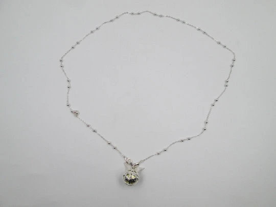 Colgante mujer llamador de ángeles. Plata ley. Esfera alada y cadena eslabones con bolitas