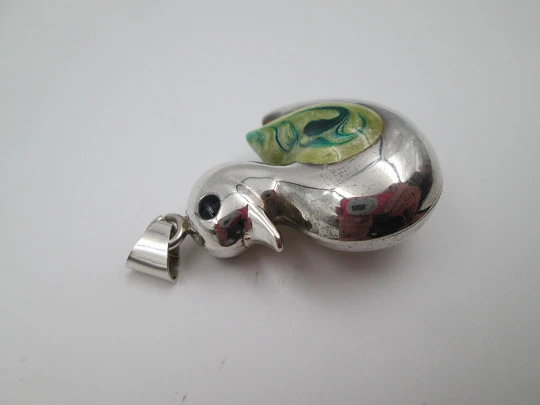 Colgante mujer Pato. Plata de ley y esmalte colores. Asa y argolla. 1990