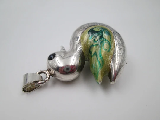 Colgante mujer Pato. Plata de ley y esmalte colores. Asa y argolla. 1990