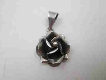 Colgante mujer. Plata de ley 925. Forma de rosa. Asa y argolla. Taxco (México). 1980