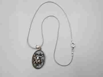 Colgante oval calado Cupido con cordón. Plata de ley 925. Cierre mosquetón. 1980. Europa