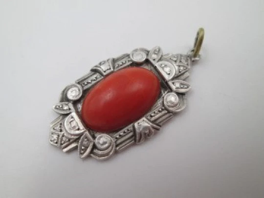 Colgante para mujer. Plata de ley y coral rojo. Motivos vegetales. 1940. España