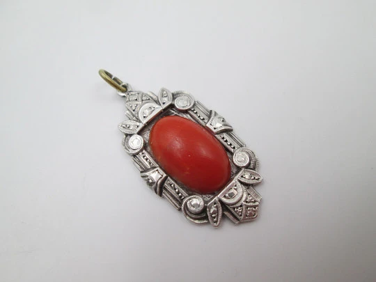 Colgante para mujer. Plata de ley y coral rojo. Motivos vegetales. 1940. España