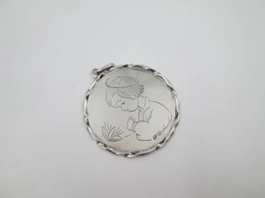 Colgante plata de ley Primera Comunión. Joyería Malde. Grabado niño. 1990