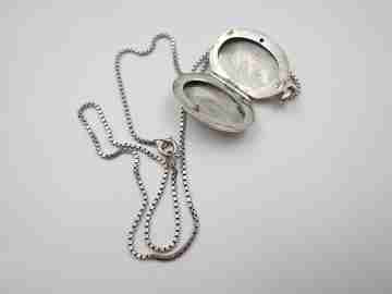 Colgante porta fotos con cadena fina. Plata ley 925 milésimas. Motivos vegetales