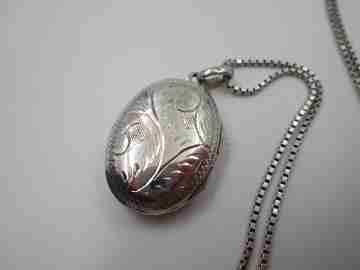 Colgante porta fotos con cadena fina. Plata ley 925 milésimas. Motivos vegetales