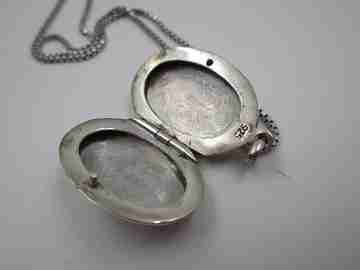 Colgante porta fotos con cadena fina. Plata ley 925 milésimas. Motivos vegetales
