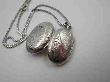 Colgante porta fotos con cadena fina. Plata ley 925 milésimas. Motivos vegetales