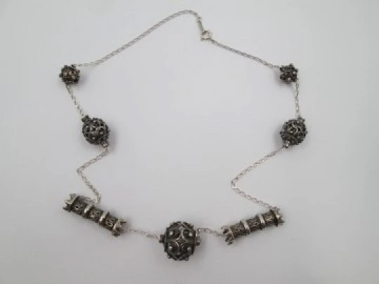 Collar charro para mujer. Plata de ley 925. Esferas caladas y castilletes. 1990